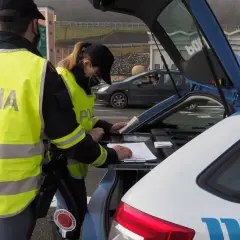 Agenti di Polizia controllano documenti, forse per un caso di targa clonata.