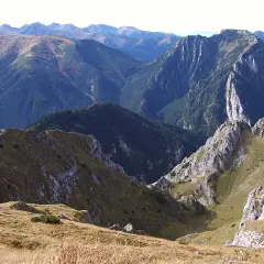 Majestatyczny szczyt w Tatrach Zachodnich, zalesione zbocza i skaliste grzbiety tworzą zapierający dech w piersiach krajobraz.