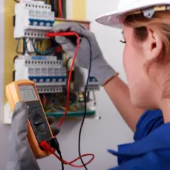 Elektryk sprawdza instalację. Dowiedz się, ile kosztują pomiary elektryczne.
