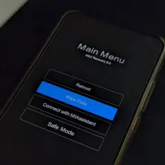 Ekran telefonu Redmi w trybie fastboot, menu główne MIUI Recovery 5.0 z zaznaczonym "Wipe Data".
