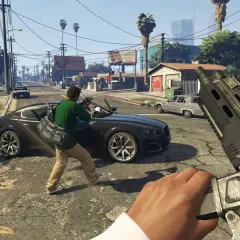 Gracz celuje z broni w ulicę Los Santos, zastanawiając się, ile trwa fabuła GTA 5.