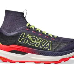 Buty trailowe Hoka: ciemnogranatowe z neonowożółtym logo, czerwono-białą podeszwą i cholewką typu skarpeta. Idealne na górskie szlaki.