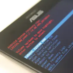 Ekran telefonu z menu recovery Android. Widoczna opcja "reboot to bootloader". Co to bootloader? To pierwszy program uruchamiany przez procesor.