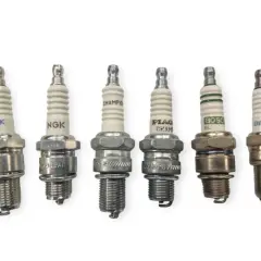 Sei candele per auto affiancate: NGK, Champion, Denso, Bosch. Una tabella comparazione candele NGK e altri marchi.