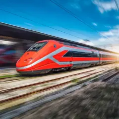 Un train rouge vif file sur les rails, prêt à emmener ses passagers de Rome à Florence.