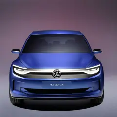 Niebieski Volkswagen ID.2ALL, jeden z nowych modeli marki, prezentuje futurystyczny design z charakterystycznym oświetleniem LED.