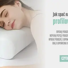 Kobieta śpi na poduszce profilowanej, która podpiera jej głowę i szyję.