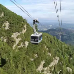 Kolejka linowa z Kasprowego na Giewont pnie się po stromych, zalesionych zboczach Tatr.