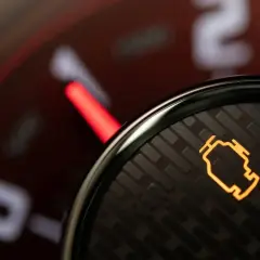 Pomarańczowa kontrolka "check engine" świeci się na desce rozdzielczej, sugerując problem ze **słabym paliwem** lub inną usterkę silnika.