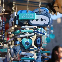 Wisiorki z motywem oka proroka i serc, ozdoby z drewna i muszli, pamiątki z Grecji, Rodos.