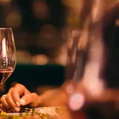 Czy można sprzedawać wino własnej produkcji? Poznaj ważne przepisy