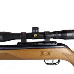 Wiatrówka Gamo Hunter Maxxim IGT 4.5 mm z lunetą, gotowa do akcji.