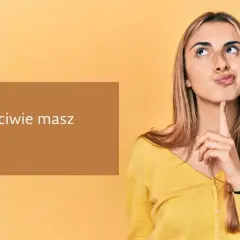 Młoda kobieta zastanawia się nad pytaniem "Jaki właściwie masz typ cery?". Może to początek testu na typ cery.