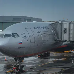 Samolot Aeroflotu przy rękawie na lotnisku w Moskwie.