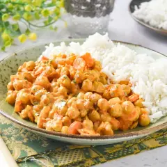 Plato de arroz al curry con garbanzos y zanahoria, servido con arroz blanco esponjoso.
