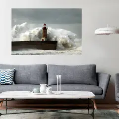 Un cuadro de un faro resistiendo olas gigantescas en un día tormentoso.