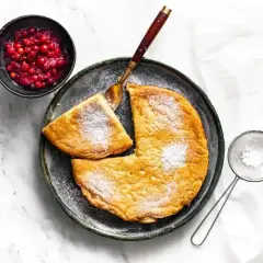 Puszysty omlet z airfryer, posypany cukrem pudrem, podany z żurawiną. Idealny na śniadanie.