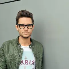 Tomasz Wasilewski, prezenter pogody, w okularach i zielonej kurtce, wygląda na swój wiek.