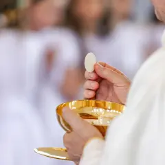 Jak przyjmować komunię świętą? Poznaj zasady i najważniejsze etykiety