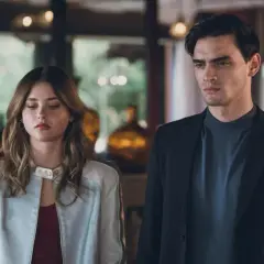 Para młodych ludzi z filmu "Nasza wina" patrzy w dół, zamyśleni.