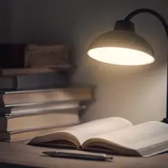 Stół z książkami i lampką. Idealne oświetlenie, by sprawdzić, ile lumenów do czytania jest potrzebne.