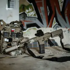 Chaleco táctico y rifle de asalto con mira holográfica, listos para la acción. El **jing gong** de la batalla se siente en el aire.