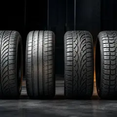 Quatre pneus neufs alignés. Le pneu Kumho, au centre, présente un profil agressif, prêt à affronter tout problème.