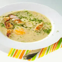 Zupa rybna przepis babci: kremowa, z jajkiem i grzankami, posypana koperkiem. Smak dzieciństwa!
