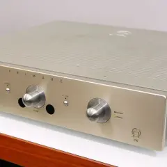 Elegancki wzmacniacz Primare i30 w kolorze szampańskim, z trzema pokrętłami i podświetlanymi wskaźnikami.