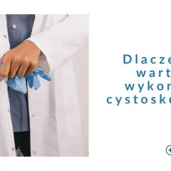Lekarz zakłada rękawiczki przed wykonaniem cystoskopii. Dowiedz się, dlaczego warto wykonać to badanie.