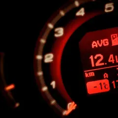 Wyświetlacz pokazuje, jak obliczyć ile auto pali: średnie spalanie 12.4L/100km. Widoczny też dystans i temperatura.