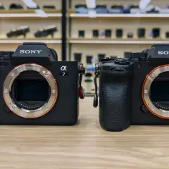 Dwa aparaty Sony Alpha 7 na drewnianym blacie, gotowe do testów.