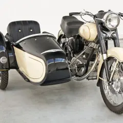 Moto con sidecar clásica, color crema y negro, lista para un paseo nostálgico.