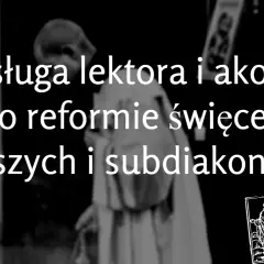 Akolita w szatach liturgicznych, na tle napisu o posłudze lektora i akolity po reformie święceń.