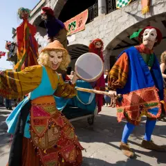 Recreación del desembarco de Carlos V en Laredo. Personajes con máscaras y trajes de época, uno toca un tambor.