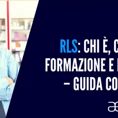 Uomo in camicia azzurra e cravatta blu, con testo "RLS: chi è, compiti, formazione e nomina - guida completa". Il rls significato è spiegato.
