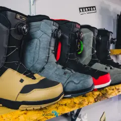 Rząd męskich butów snowboardowych w różnych kolorach, od beżowego po czarny, gotowych na zimowe szaleństwo.