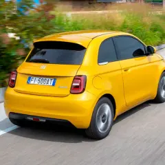 Un Fiat 500 Hybrid amarillo brillante en movimiento. ¡Una prueba de manejo emocionante!