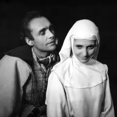 Mężczyzna w stroju z epoki pochyla się nad zakonnicą. Scena z filmów Jerzego Kawalerowicza.
