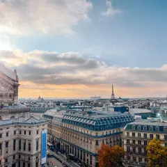 Dachlandschaft von Paris mit Eiffelturm im Hintergrund. Tolle Paris Tipps für deinen nächsten Städtetrip!