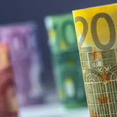 Euro to waluta w Austrii. Widoczne banknoty o nominałach 5, 10, 50, 100 i 200 euro.