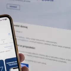 Aplikacja mObywatel na telefonie. Możesz sprawdzić do kiedy OC i inne dokumenty.