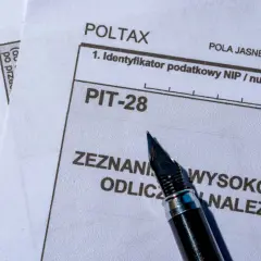 Formularz PIT-28, gotowy do wypełnienia. Zeznanie podatkowe, które może dotyczyć np. podatek od wynajmu mieszkania. Pióro czeka.