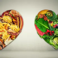 Dwa serca uformowane z jedzenia: jedno z fast foodów, drugie ze zdrowych warzyw i owoców.