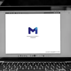 Przykładowy mail po angielsku: ekran laptopa z ładowaniem Gmail.