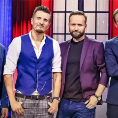 Czterech panów z kabaret skeczów męczących skład pozuje do zdjęcia.