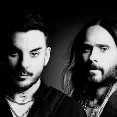 Jared Leto i jego zespół w czarno-białym kadrze.