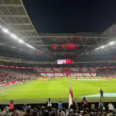 Stadion pełen kibiców podczas meczu ligi angielskiej. Na telebimie wynik 0:0.