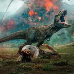 Un T-Rex ruge ante una erupción volcánica mientras personas en una esfera intentan escapar. Es como soñar con dinosaurios en medio del caos.