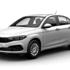 Biały fiat sedan Tipo z przodu, gotowy do podróży.